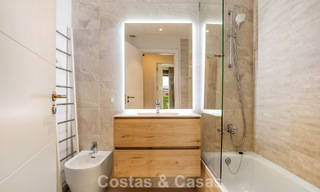 Apartamento moderno con jardín privado y vistas parciales al mar en venta en Estepona 789784 