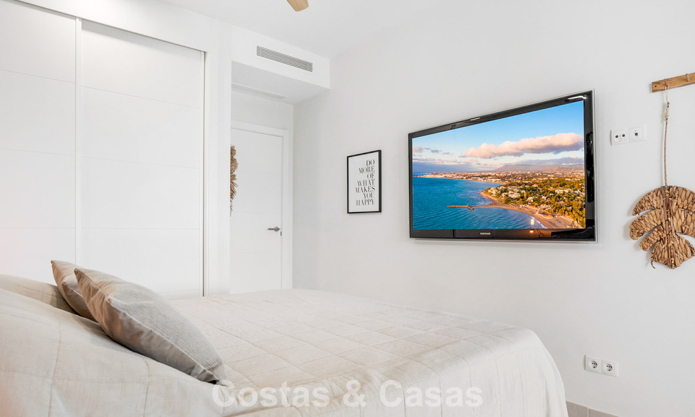 Apartamento moderno con jardín privado y vistas parciales al mar en venta en Estepona 789786