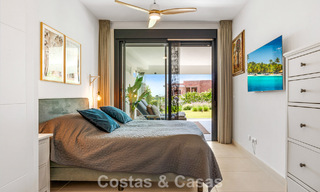 Apartamento moderno con jardín privado y vistas parciales al mar en venta en Estepona 789787 