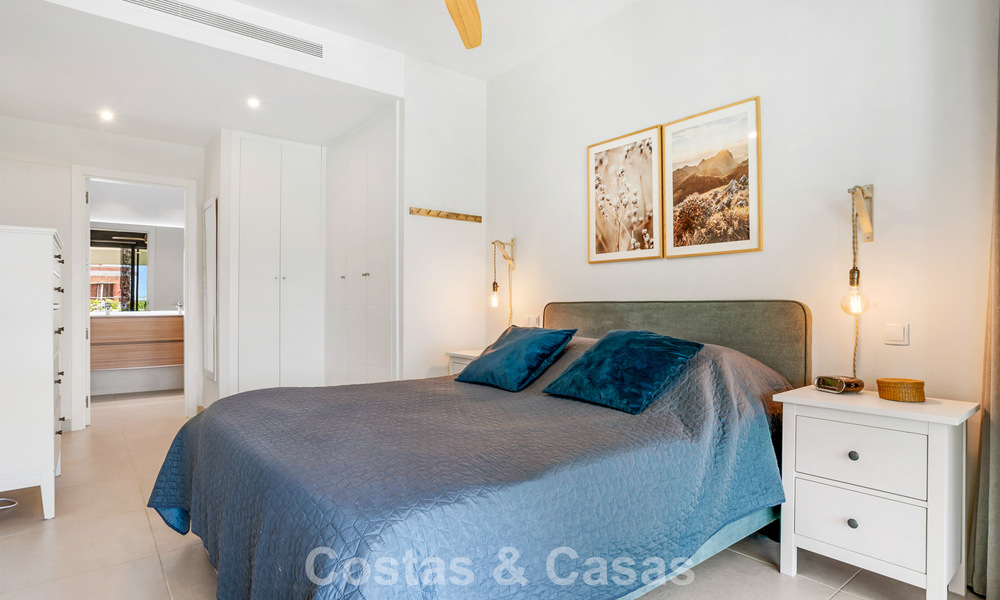 Apartamento moderno con jardín privado y vistas parciales al mar en venta en Estepona 789788