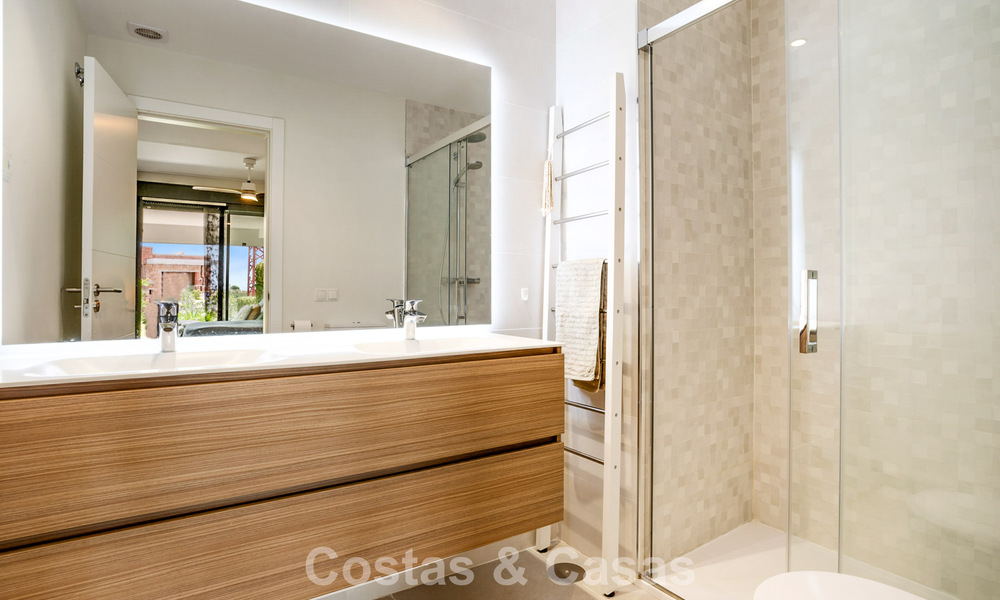 Apartamento moderno con jardín privado y vistas parciales al mar en venta en Estepona 789789