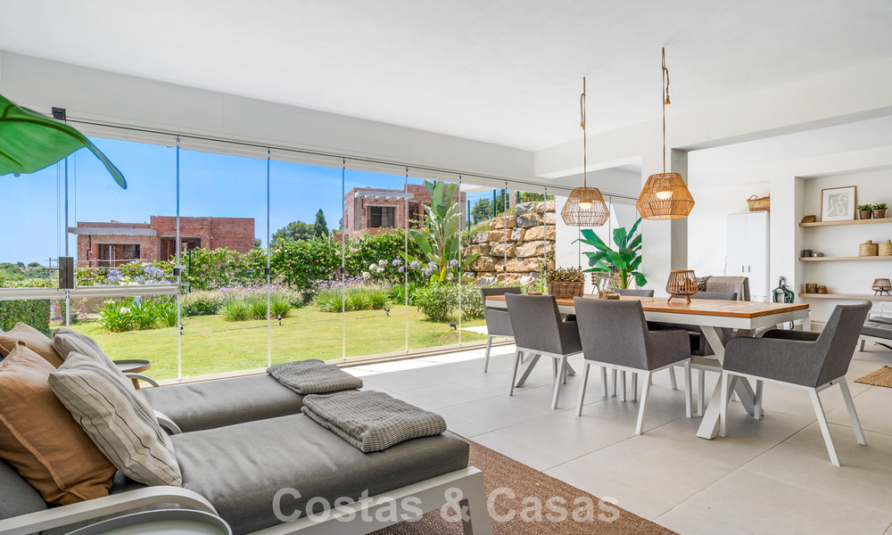 Apartamento moderno con jardín privado y vistas parciales al mar en venta en Estepona 789791