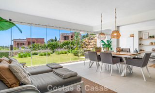 Apartamento moderno con jardín privado y vistas parciales al mar en venta en Estepona 789791 