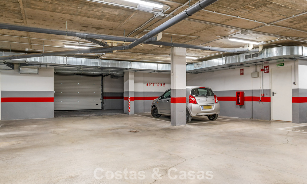 Apartamento moderno con jardín privado y vistas parciales al mar en venta en Estepona 789792