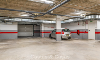 Apartamento moderno con jardín privado y vistas parciales al mar en venta en Estepona 789792 