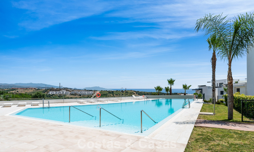 Apartamento moderno con jardín privado y vistas parciales al mar en venta en Estepona 789793