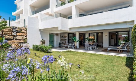 Apartamento moderno con jardín privado y vistas parciales al mar en venta en Estepona 789794