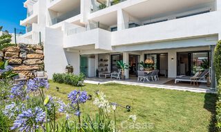 Apartamento moderno con jardín privado y vistas parciales al mar en venta en Estepona 789794 