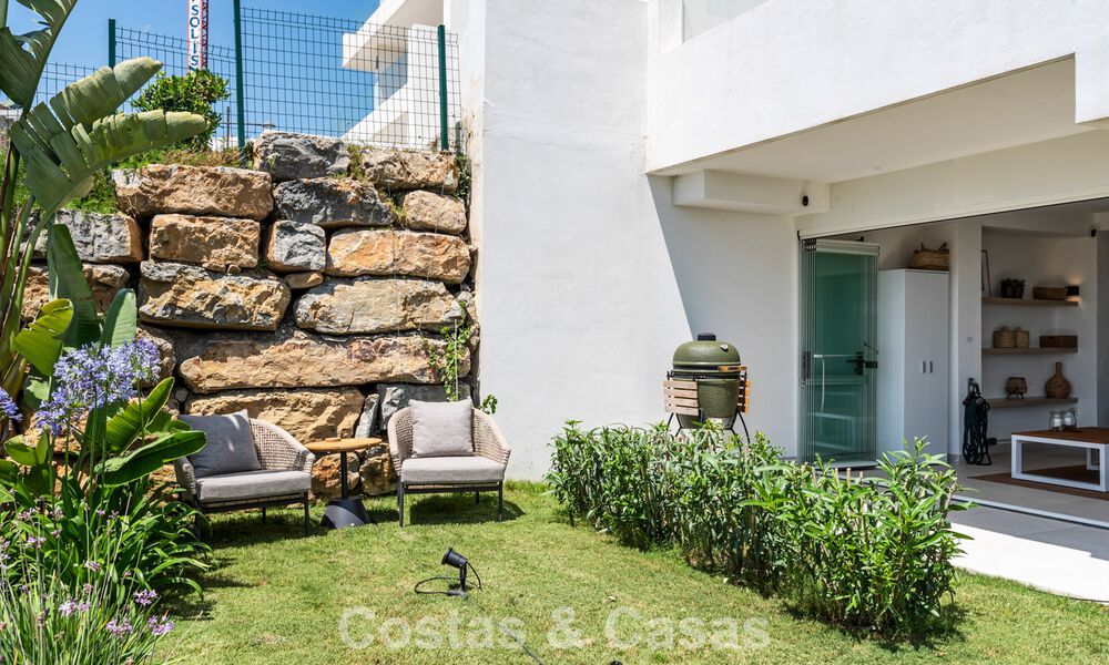 Apartamento moderno con jardín privado y vistas parciales al mar en venta en Estepona 789795