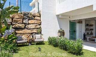 Apartamento moderno con jardín privado y vistas parciales al mar en venta en Estepona 789795 