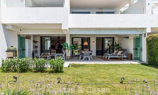 Apartamento moderno con jardín privado y vistas parciales al mar en venta en Estepona 789796 