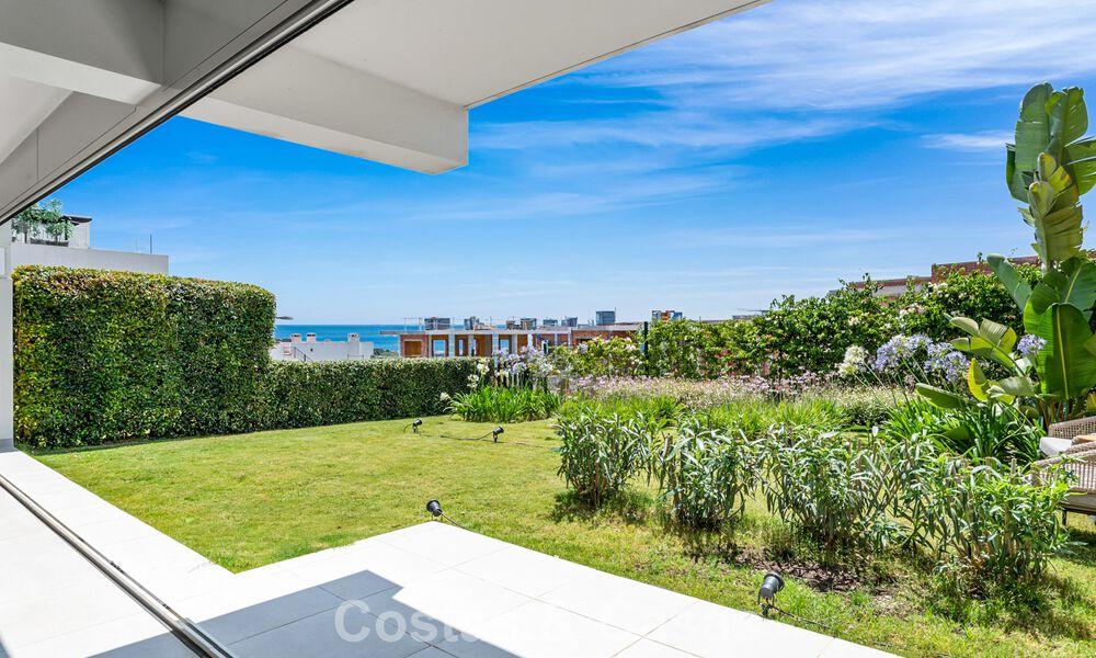 Apartamento moderno con jardín privado y vistas parciales al mar en venta en Estepona 789797