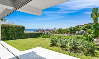 Apartamento moderno con jardín privado y vistas parciales al mar en venta en Estepona 789797 