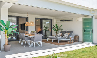 Apartamento moderno con jardín privado y vistas parciales al mar en venta en Estepona 789798 