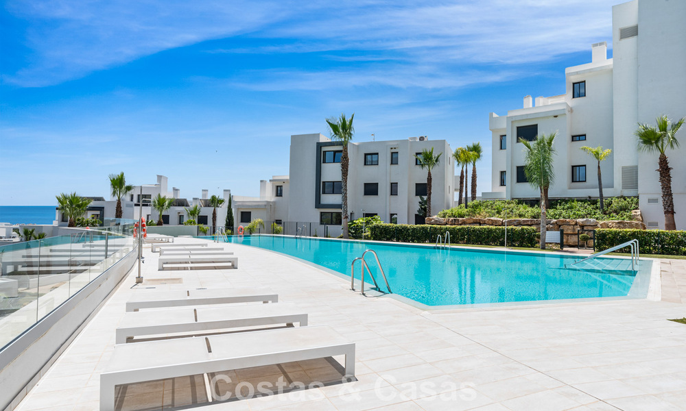 Apartamento moderno con jardín privado y vistas parciales al mar en venta en Estepona 789799