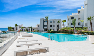 Apartamento moderno con jardín privado y vistas parciales al mar en venta en Estepona 789799 