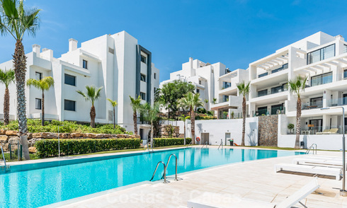 Apartamento moderno en planta baja con jardín privado y vistas parciales al mar en venta en Estepona 789800