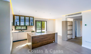 Apartamento renovado de primera clase en venta a un paso de todo en Nueva Andalucía, Marbella 789711 