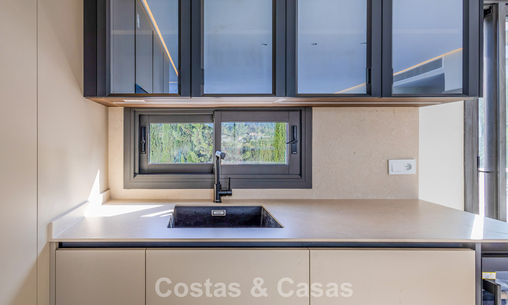 Apartamento renovado de primera clase en venta a un paso de todo en Nueva Andalucía, Marbella 789712