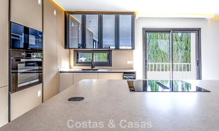 Apartamento renovado de primera clase en venta a un paso de todo en Nueva Andalucía, Marbella 789713 