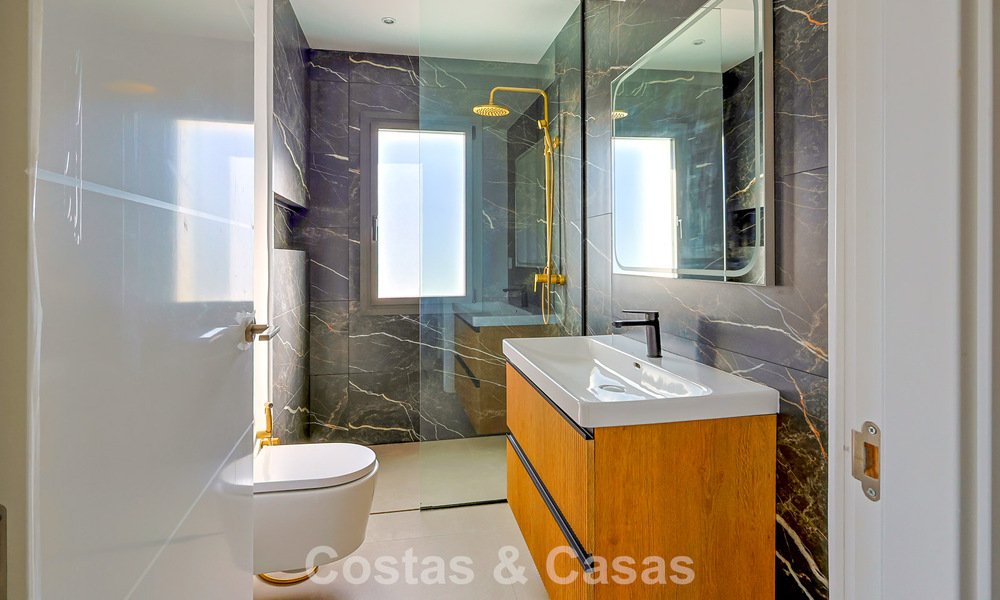 Apartamento renovado de primera clase en venta a un paso de todo en Nueva Andalucía, Marbella 789717