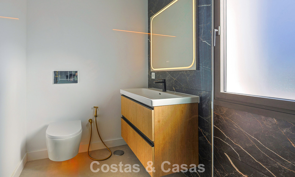 Apartamento renovado de primera clase en venta a un paso de todo en Nueva Andalucía, Marbella 789719