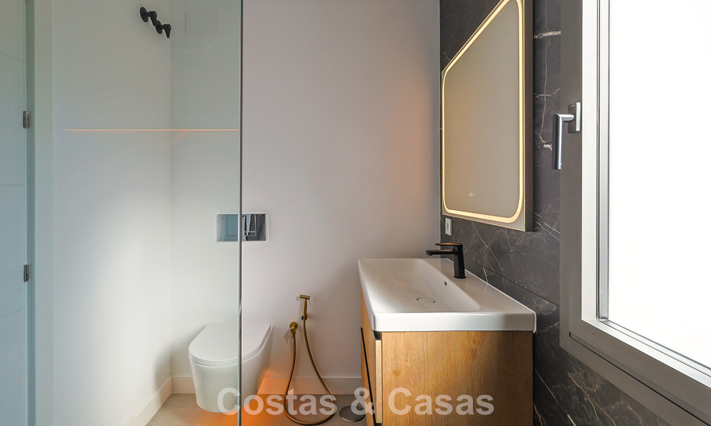 Apartamento renovado de primera clase en venta a un paso de todo en Nueva Andalucía, Marbella 789720