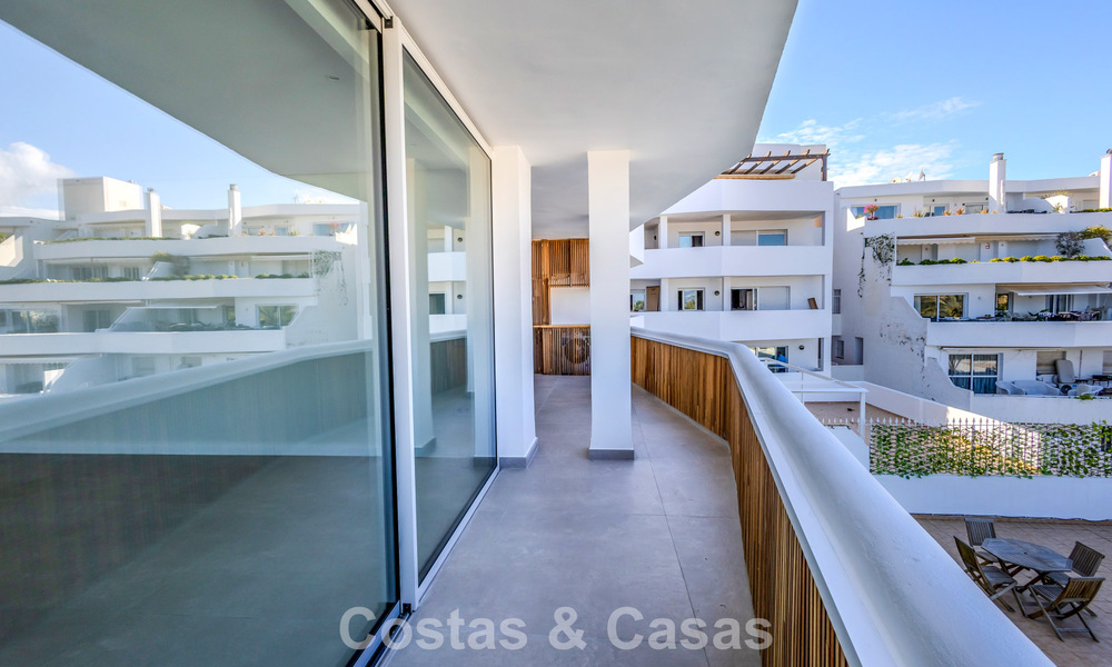 Apartamento renovado de primera clase en venta a un paso de todo en Nueva Andalucía, Marbella 789723