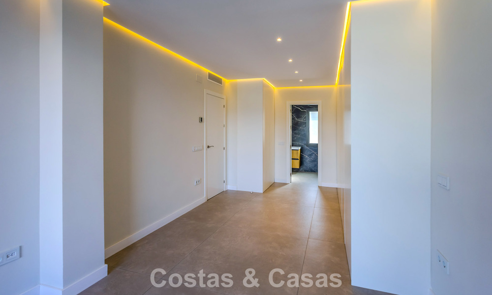 Apartamento renovado de primera clase en venta a un paso de todo en Nueva Andalucía, Marbella 789727