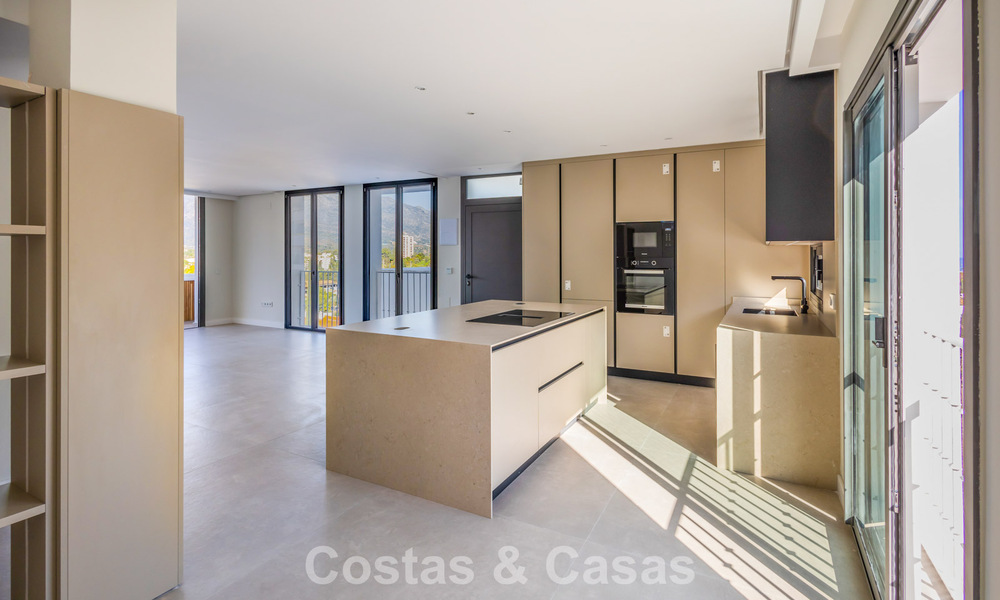 Apartamento renovado de primera clase en venta a un paso de todo en Nueva Andalucía, Marbella 789731
