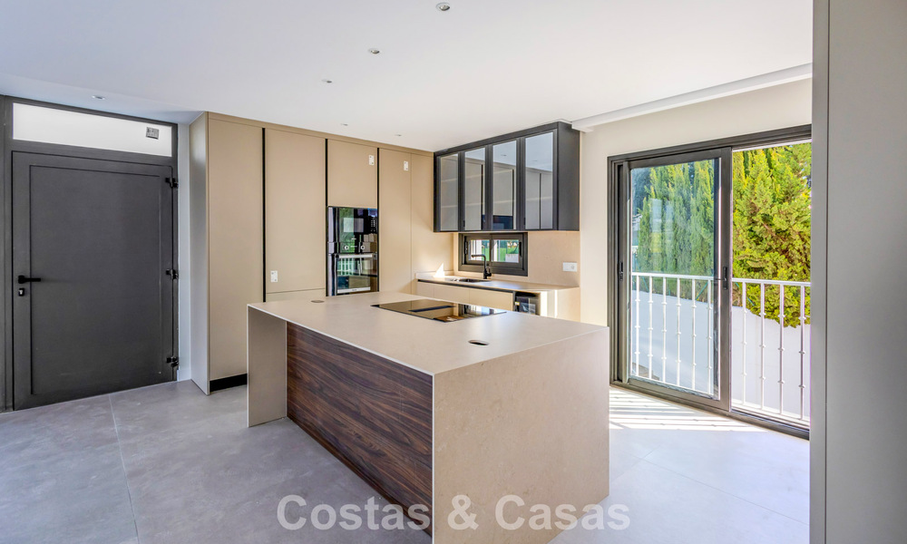 Apartamento renovado de primera clase en venta a un paso de todo en Nueva Andalucía, Marbella 789732