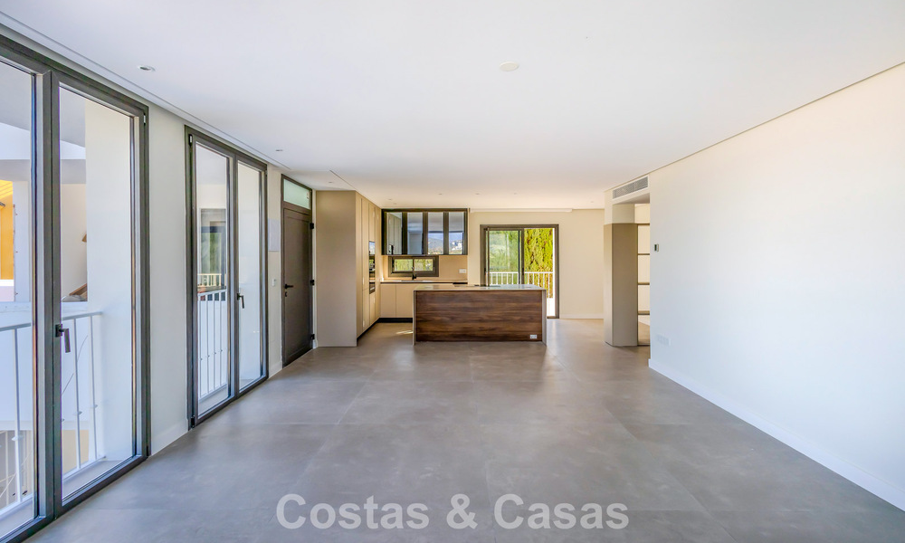 Apartamento renovado de primera clase en venta a un paso de todo en Nueva Andalucía, Marbella 789733