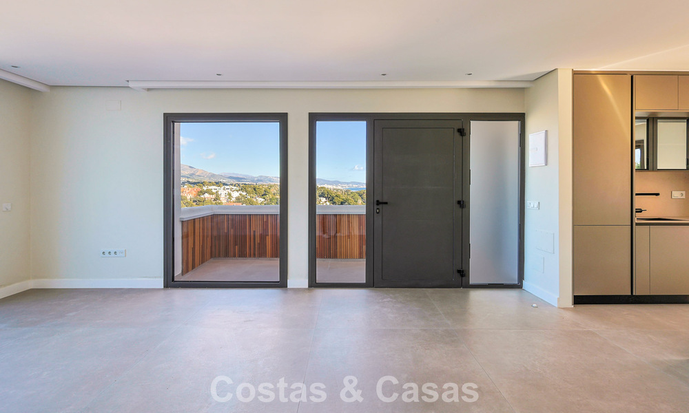 Ático reformado con vistas a la montaña y al mar en venta en un complejo residencial cerrado en Nueva Andalucía, Marbella 789741