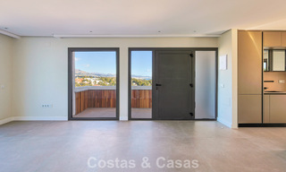 Ático reformado con vistas a la montaña y al mar en venta en un complejo residencial cerrado en Nueva Andalucía, Marbella 789741 