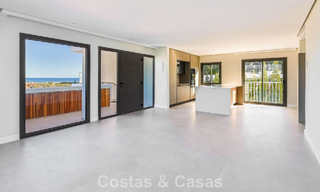 Ático reformado con vistas a la montaña y al mar en venta en un complejo residencial cerrado en Nueva Andalucía, Marbella 789742