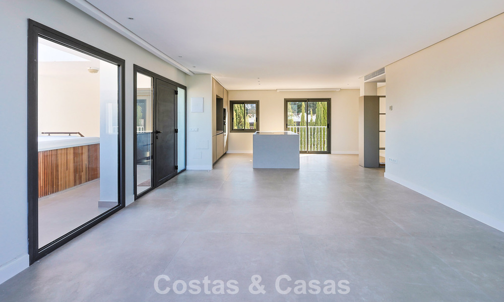 Ático reformado con vistas a la montaña y al mar en venta en un complejo residencial cerrado en Nueva Andalucía, Marbella 789743