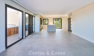 Ático reformado con vistas a la montaña y al mar en venta en un complejo residencial cerrado en Nueva Andalucía, Marbella 789743 