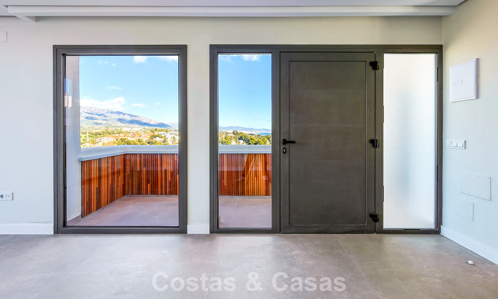 Ático reformado con vistas a la montaña y al mar en venta en un complejo residencial cerrado en Nueva Andalucía, Marbella 789744