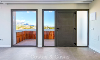 Ático reformado con vistas a la montaña y al mar en venta en un complejo residencial cerrado en Nueva Andalucía, Marbella 789744 