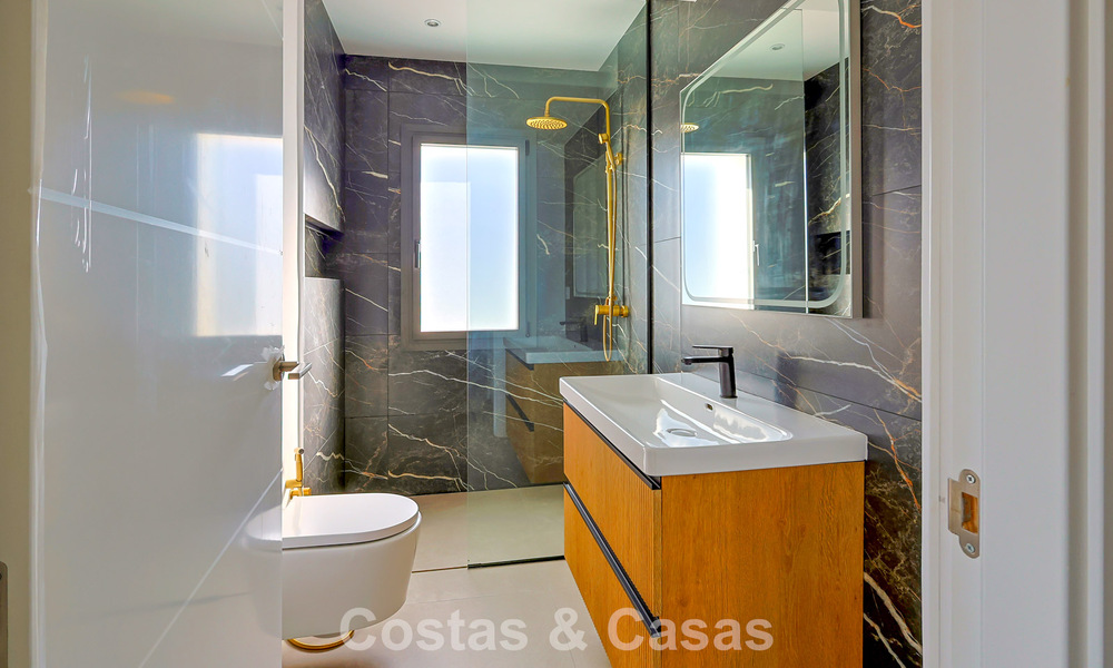 Ático reformado con vistas a la montaña y al mar en venta en un complejo residencial cerrado en Nueva Andalucía, Marbella 789745