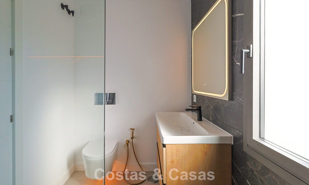 Ático reformado con vistas a la montaña y al mar en venta en un complejo residencial cerrado en Nueva Andalucía, Marbella 789747