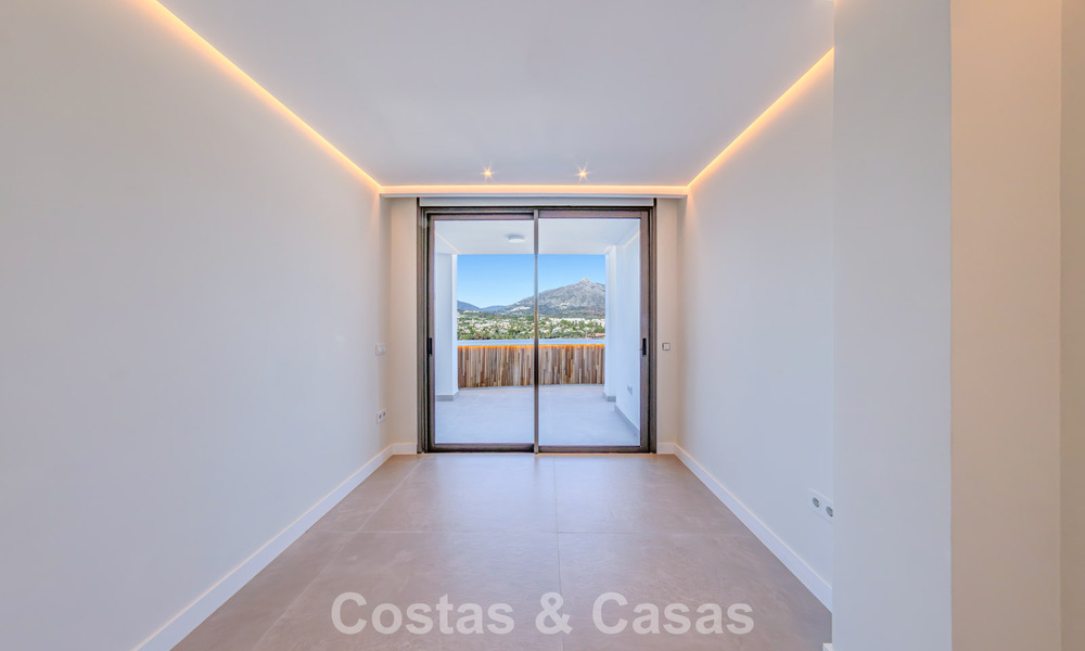 Ático reformado con vistas a la montaña y al mar en venta en un complejo residencial cerrado en Nueva Andalucía, Marbella 789749