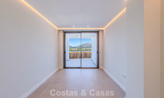 Ático reformado con vistas a la montaña y al mar en venta en un complejo residencial cerrado en Nueva Andalucía, Marbella 789749 