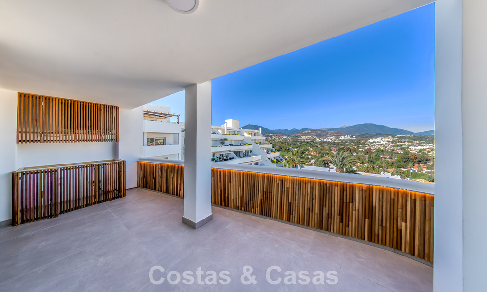 Ático reformado con vistas a la montaña y al mar en venta en un complejo residencial cerrado en Nueva Andalucía, Marbella 789750