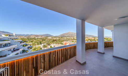 Ático reformado con vistas a la montaña y al mar en venta en un complejo residencial cerrado en Nueva Andalucía, Marbella 789751