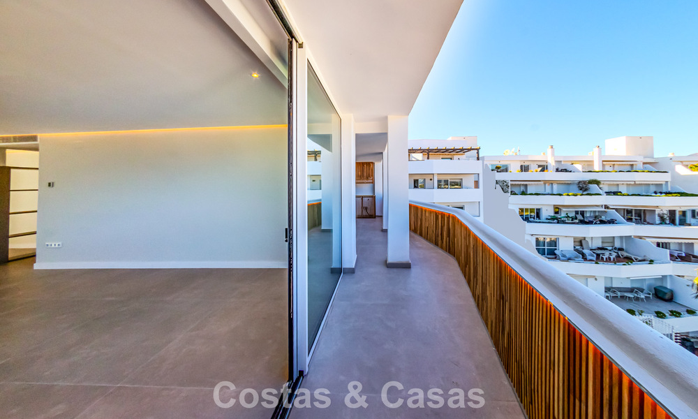 Ático reformado con vistas a la montaña y al mar en venta en un complejo residencial cerrado en Nueva Andalucía, Marbella 789752