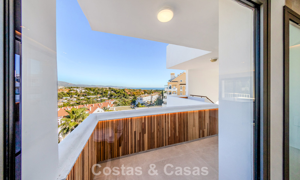 Ático reformado con vistas a la montaña y al mar en venta en un complejo residencial cerrado en Nueva Andalucía, Marbella 789753