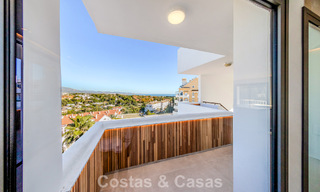 Ático reformado con vistas a la montaña y al mar en venta en un complejo residencial cerrado en Nueva Andalucía, Marbella 789753 