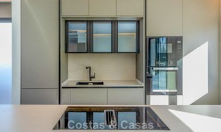 Ático reformado con vistas a la montaña y al mar en venta en un complejo residencial cerrado en Nueva Andalucía, Marbella 789754 