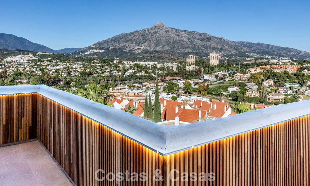 Ático reformado con vistas a la montaña y al mar en venta en un complejo residencial cerrado en Nueva Andalucía, Marbella 789755